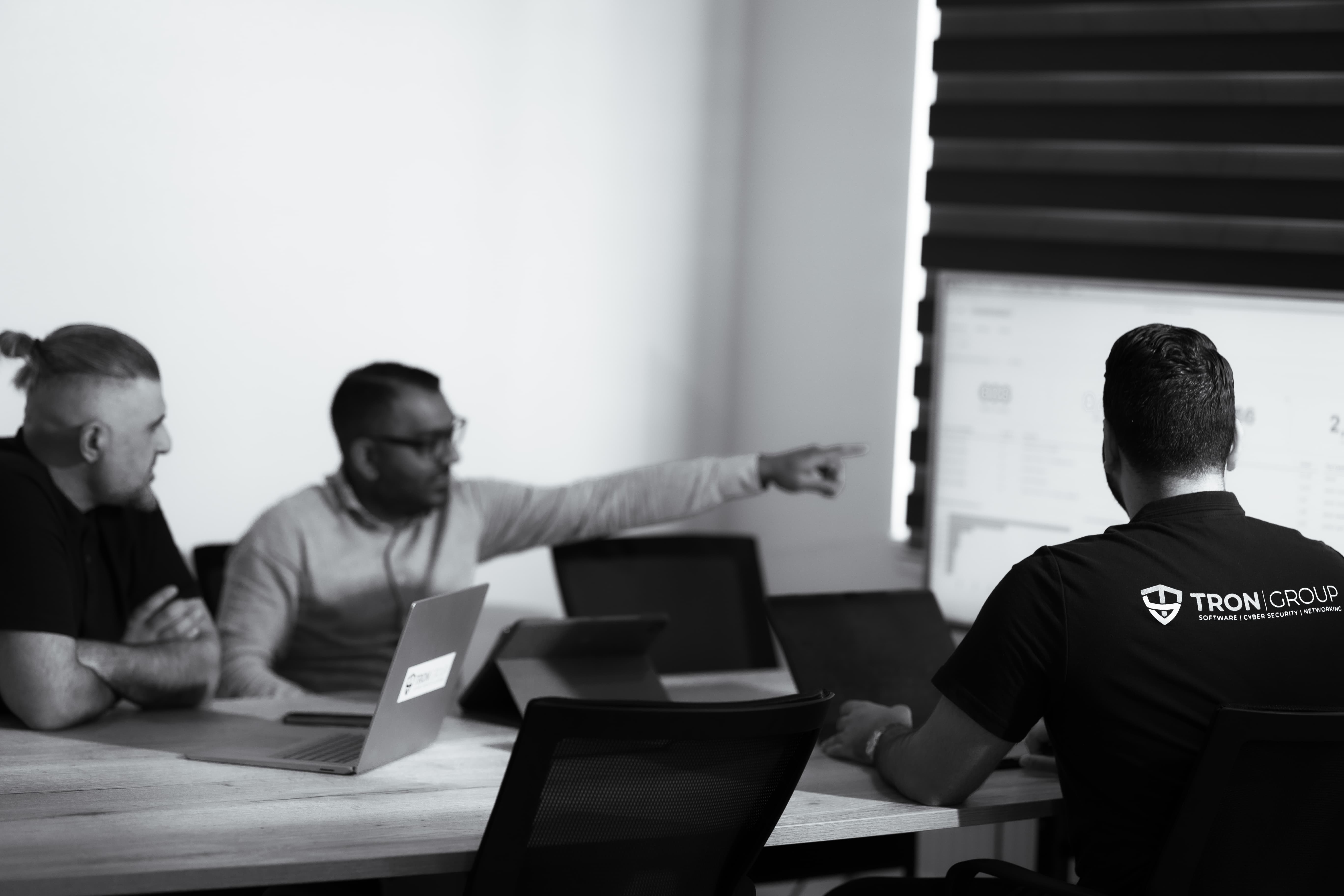 TRON team vergadering met presentatie op kantoor