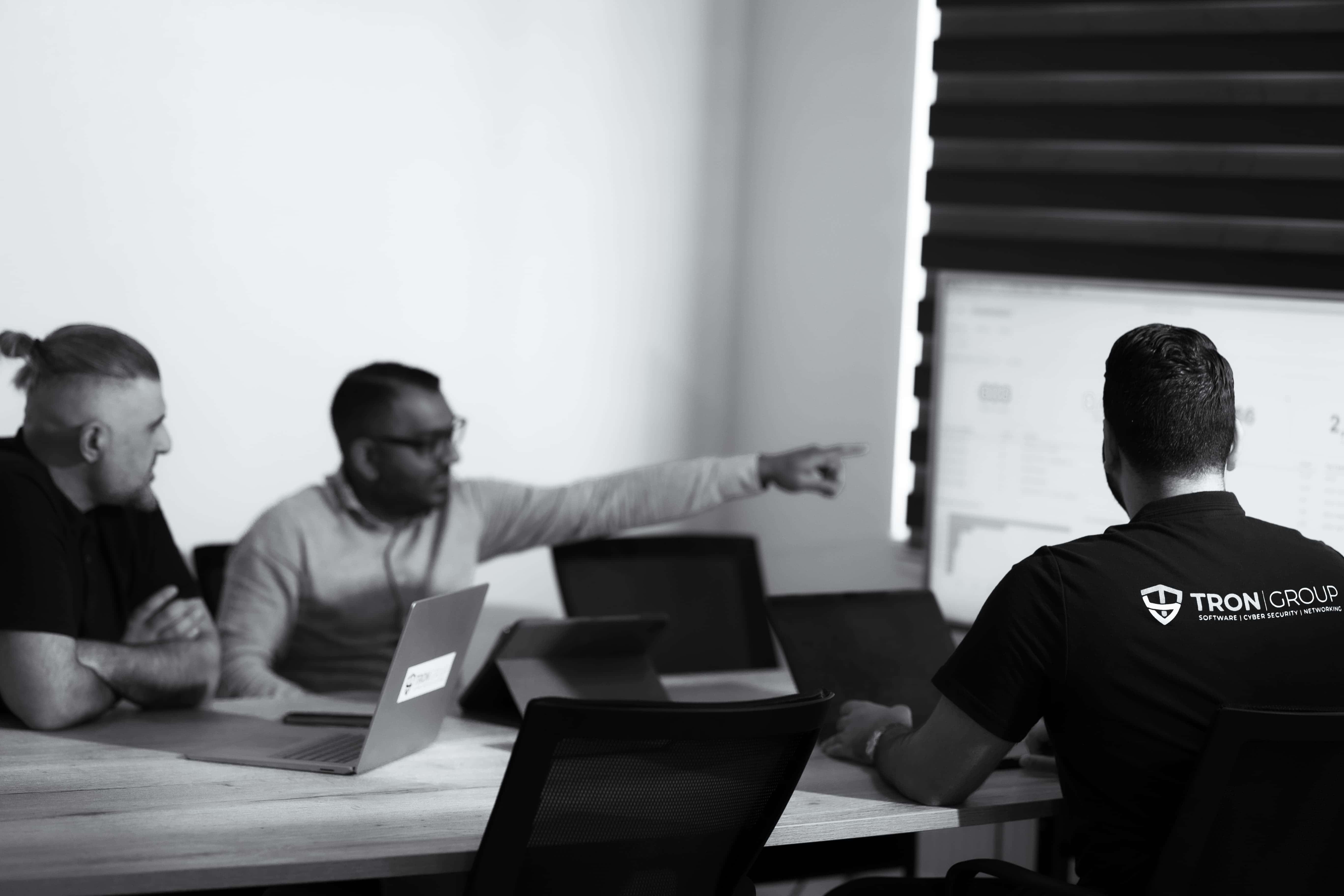 TRON team vergadering met presentatie op kantoor